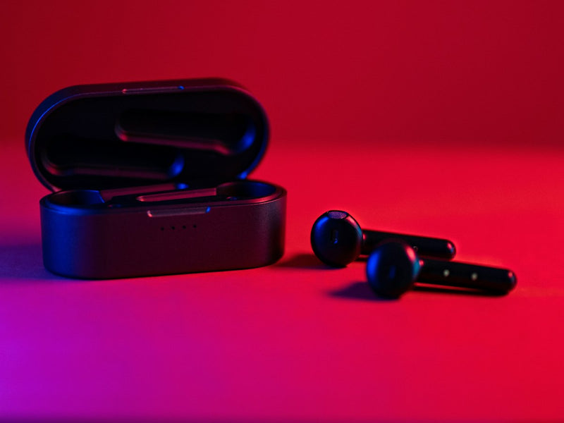 Wireless earbuds and charging case